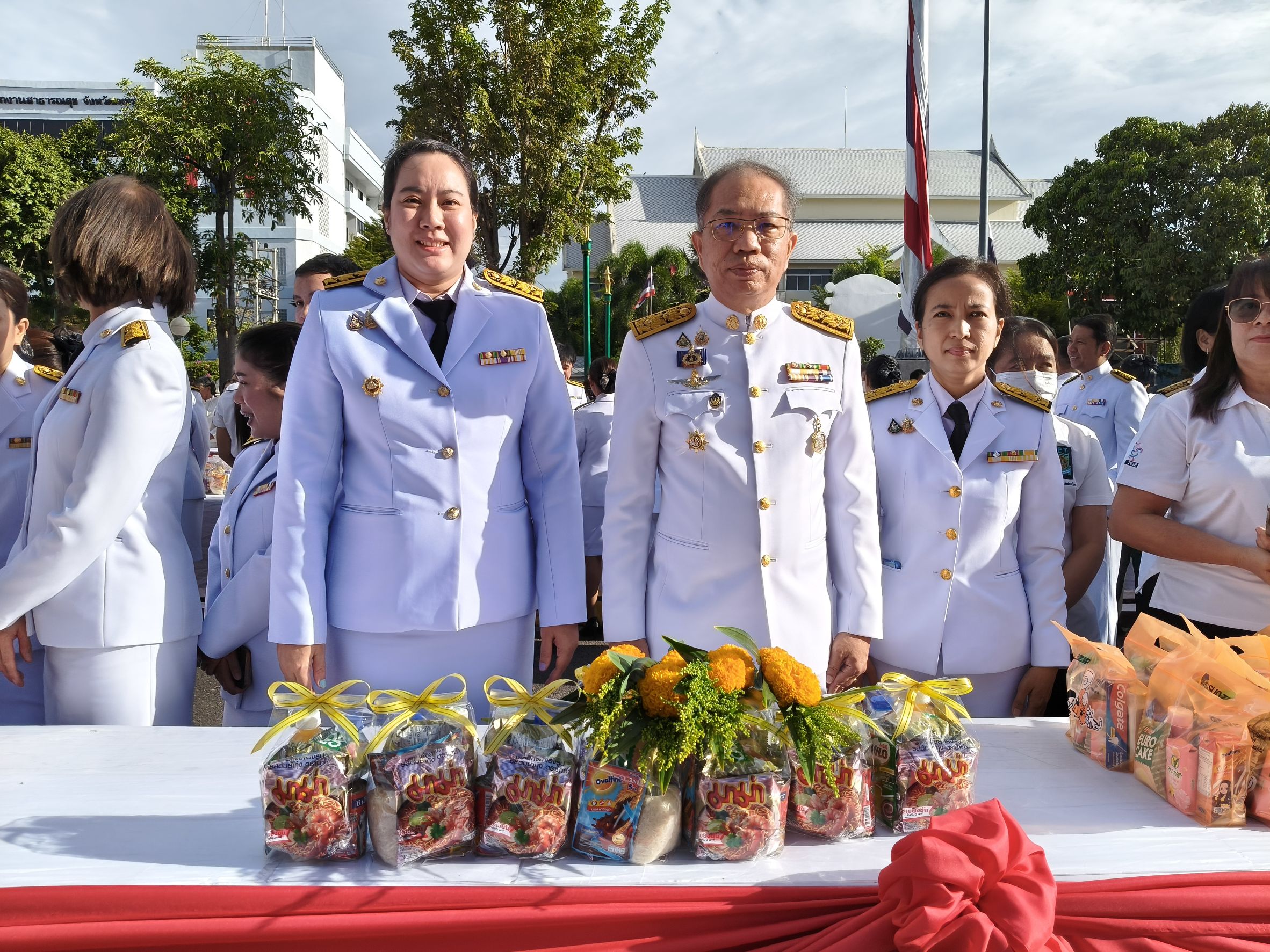พช.เพชรบุรี >> ร่วมพิธีเจริญพระพุทธมนต์และทำบุญตักบาตรถวายพระราชกุศล เฉลิมพระเกียรติพระบาทสมเด็จพระปรเมนทรมหาอานันทมหิดล พระอัฐมรามาธิบดินทร เนื่องในโอกาสวันพระบรมราชสมภพครบ 100 ปี 20 กันยายน 2568 