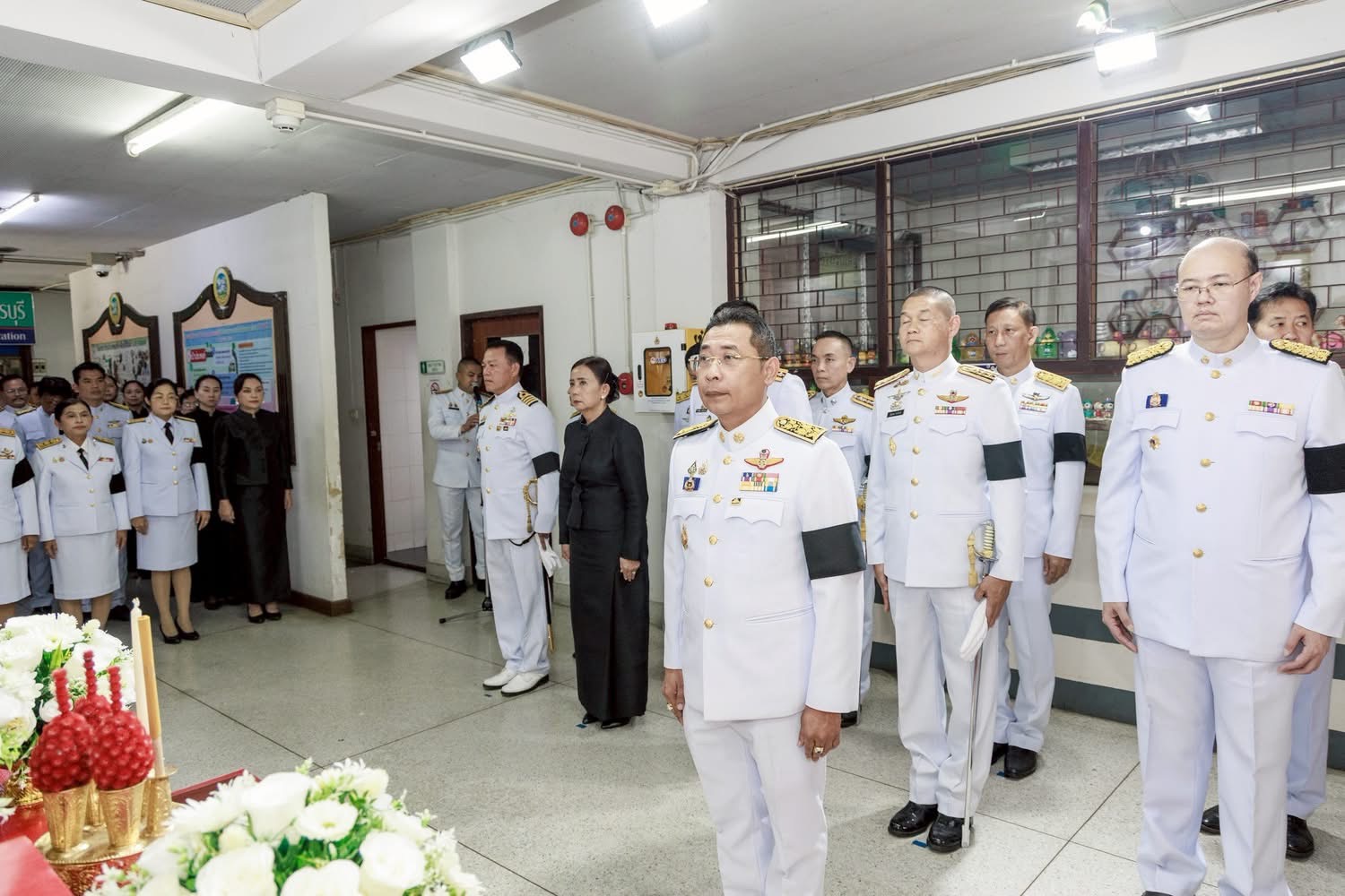 “พสกนิกรชาวจังหวัดเพชรบุรี ร่วมถวายน้ำสรงพระบรมศพ เบื้องหน้าพระฉายาลักษณ์ สมเด็จพระนางเจ้าสิริกิติ์ พระบรมราชินีนาถ พระบรมราชชนนีพันปีหลวง 