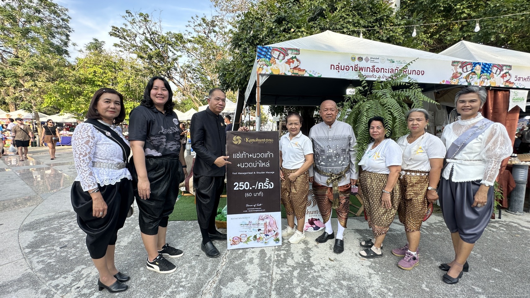 💎จังหวัดเพชรบุรี >>พัฒนาการจังหวัดเพชรบุรีเยี่ยมชมบูธจำหน่ายสินค้าหนึ่งตำบลหนึ่งผลิตภัณฑ์(OTOP) รวมทั้งชมการแสดงและจำหน่ายสินค้าของชุมชนท่องเที่ยว OTOP นวัตวิถี จาก 8 อำเภอของบริษัท ประชารัฐรักสามัคคีเพชรบุรี (วิสาหกิจเพื่อสังคม) จำกัด