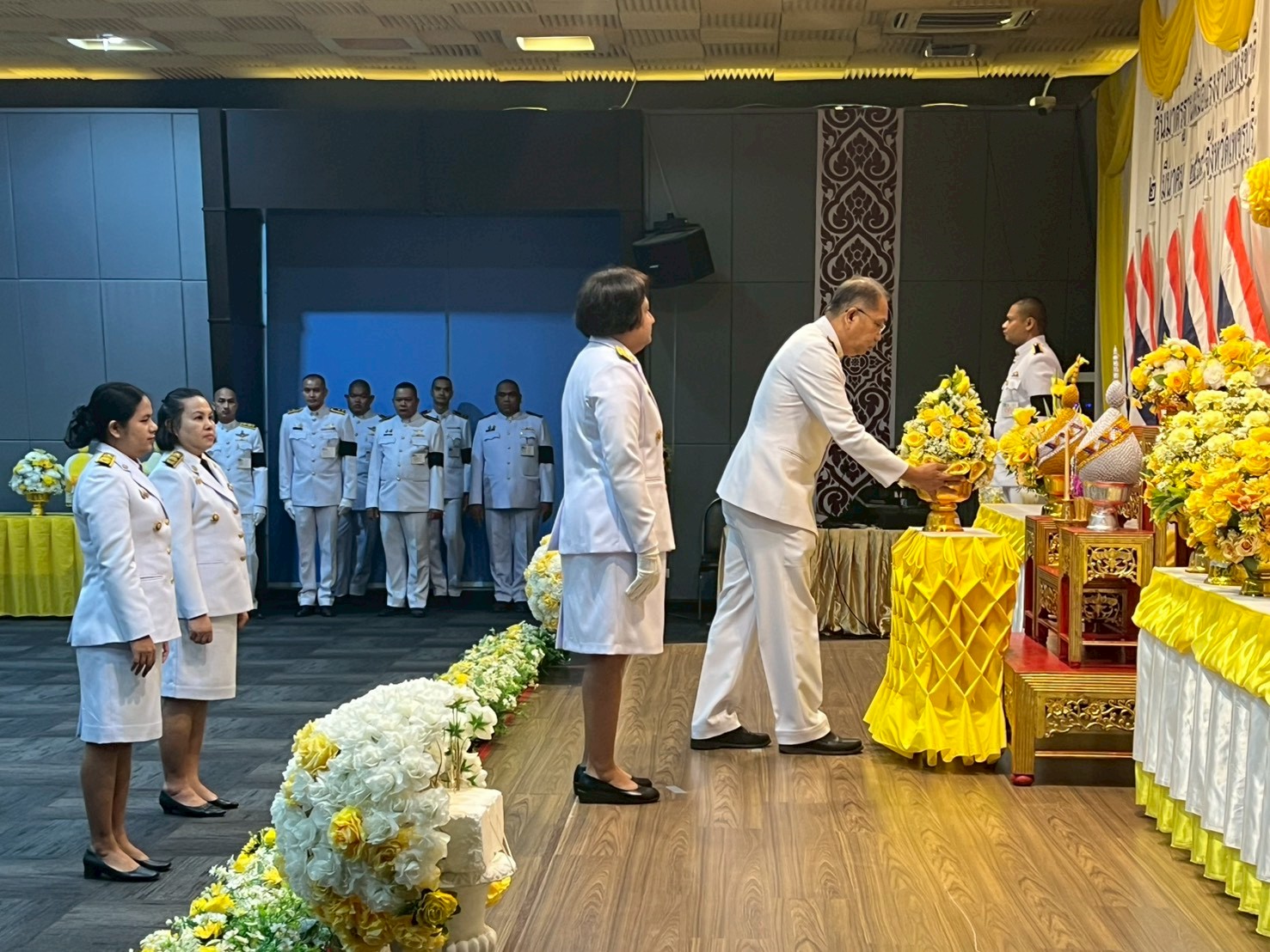 พช.เพชรบุรี >> ร่วมพิธีถวายราชสักการะแด่พระบาทสมเด็จพระบรมชนกาธิเบศร มหาภูมิพลอดุลยเดชมหาราช บรมนาถบพิตร “พระบิดาแห่งมาตรฐานการช่างไทย”