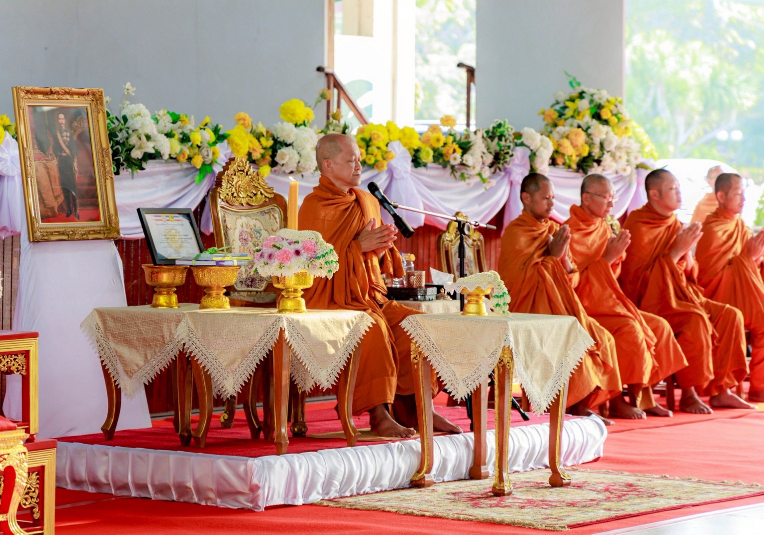 💎พช.เพชรบุรี>> ร่วมตักบาตร-ฟังธรรม "โครงการร้อยใจไทย สืบสานราชธรรมทั้งแผ่นดิน" น้อมนำหลักทศพิธราชธรรมสู่ประชาชน