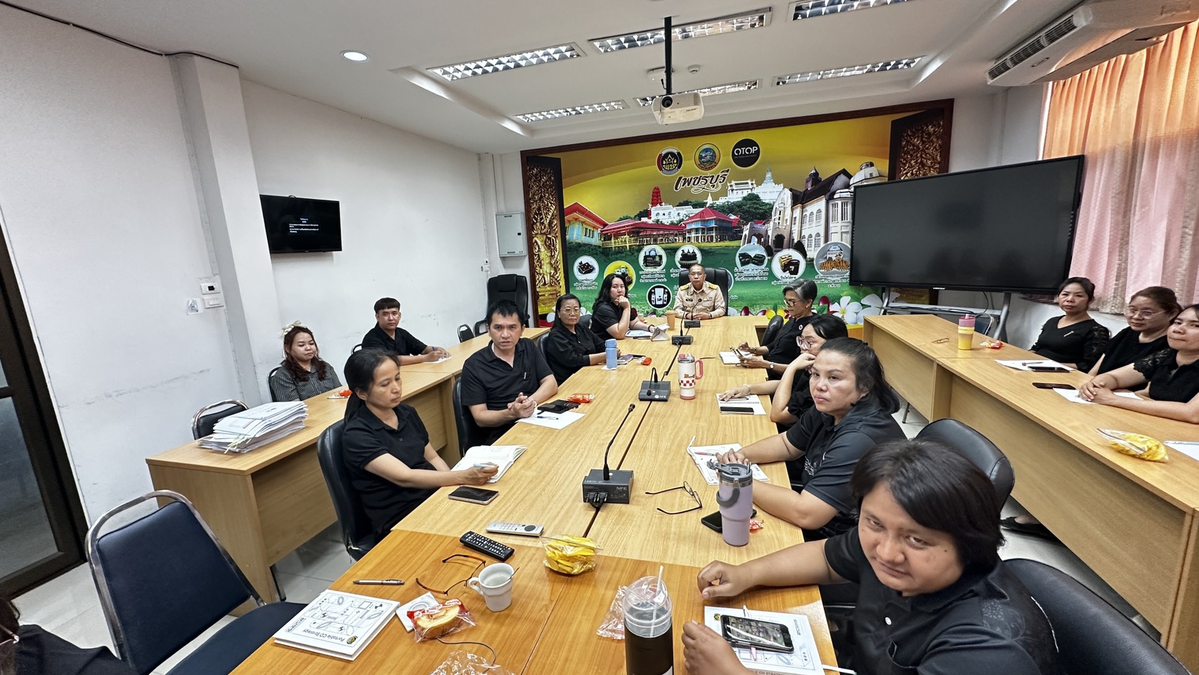 พช.เพชรบุรี>> ร่วมประชุมรับมอบนโยบายรัฐมนตรีช่วยว่าการกระทรวงมหาดไทย ผ่านระบบ Video Conference เดินหน้าขับเคลื่อนเศรษฐกิจฐานรากตามนโยบายรัฐบาล