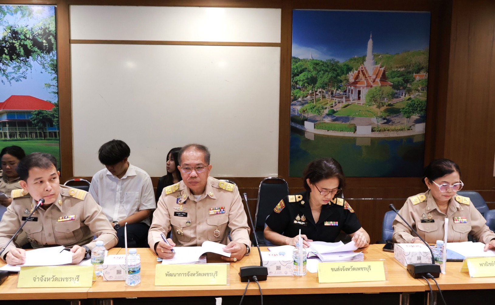 💎 พช.เพชรบุรี>>> ร่วมประชุมคัดเลือกผู้เข้าร่วมโครงการ “ไทยช่วยไทย ลดภาระค่าครองชีพ ผ่านเครือข่ายรถพุ่มพวง” นำสินค้าราคาประหยัดส่งตรงถึงชุมชน