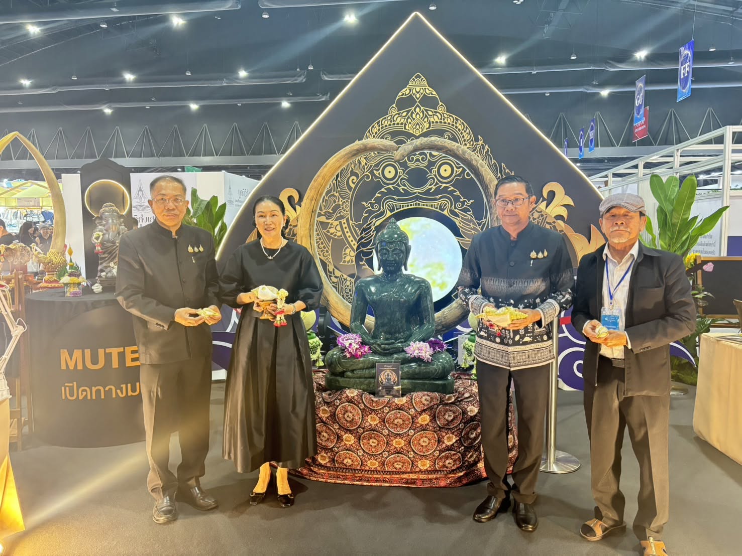 พช. เพชรบุรี ร่วมพิธีเปิดงานศิลปาชีพประทีปไทยOTOP หลอมดวงใจด้วยพระบารมี “RADIANCE OF SIAM สิริรัศมีแห่งแผ่นดิน” 